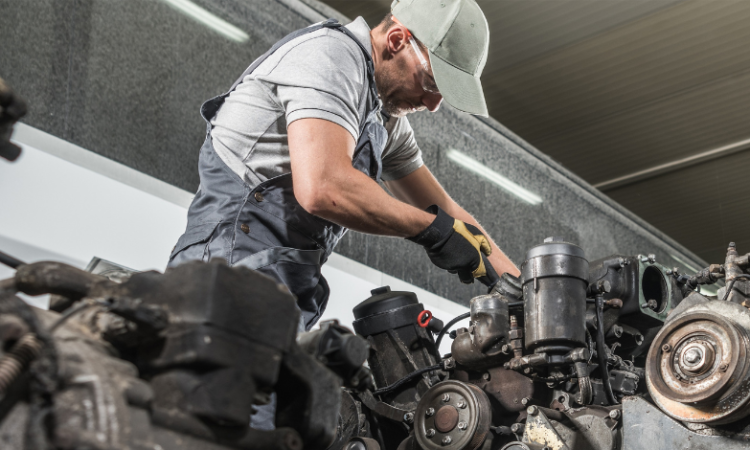 Truck mechanic